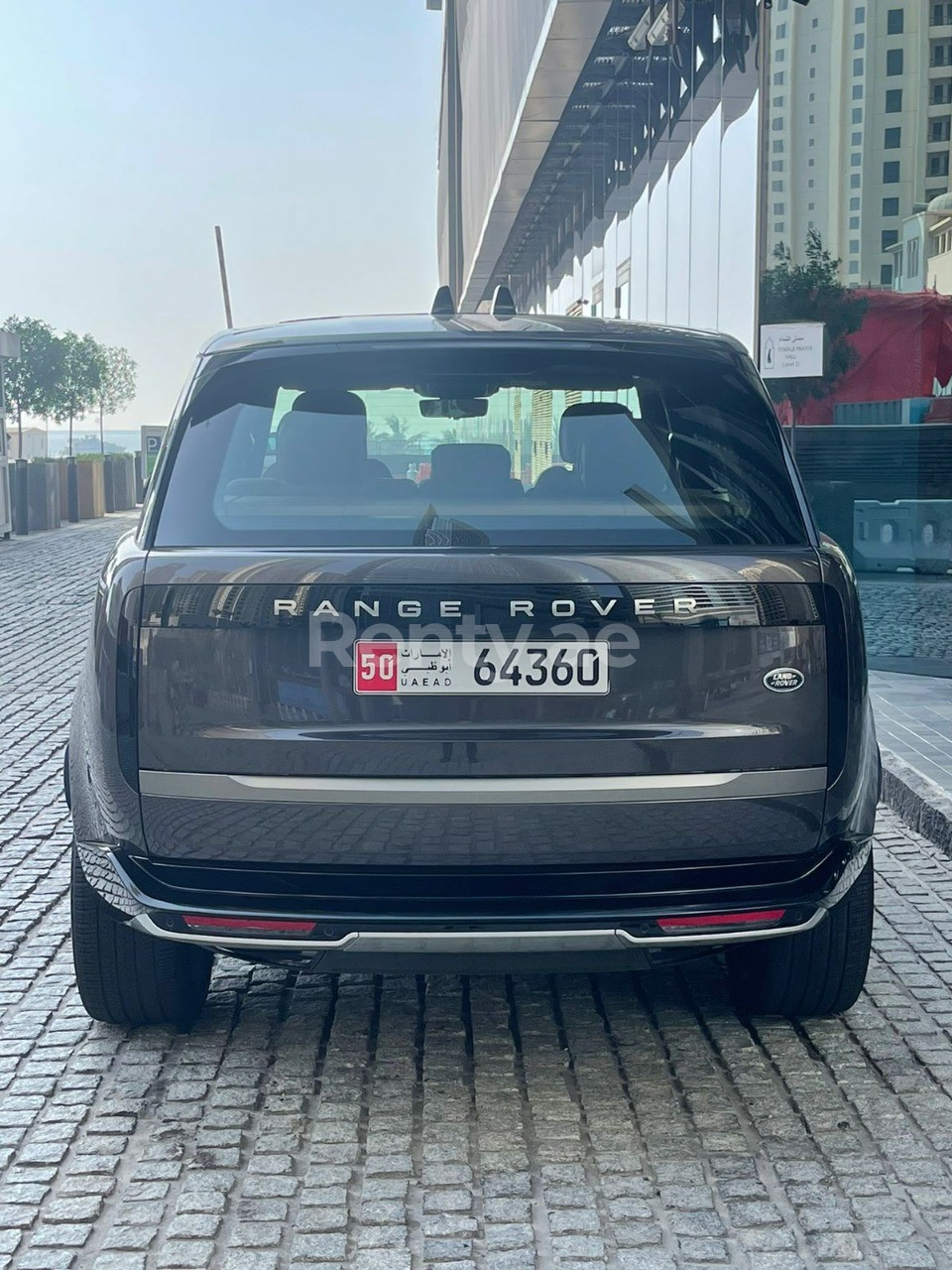 Gris Range Rover Vogue en alquiler en Abu-Dhabi 2