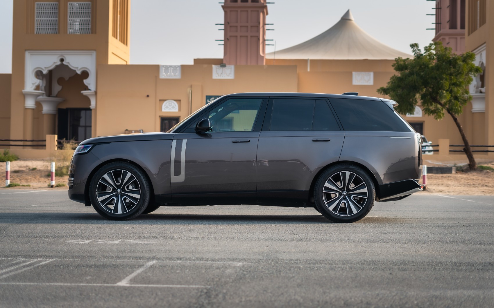 Grigio Range Rover Vogue HSE in affitto a Abu-Dhabi 1