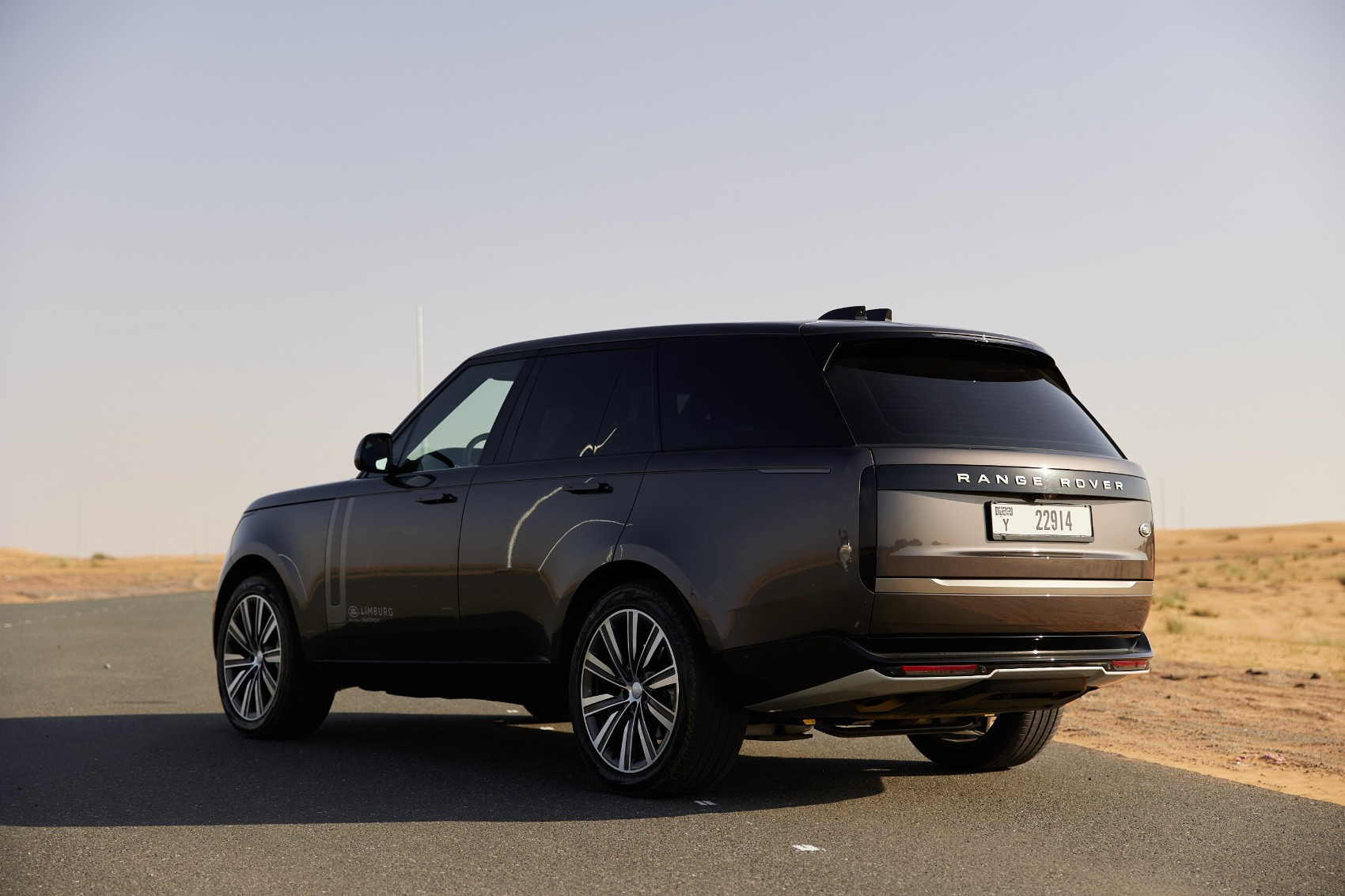 اللون الرمادي Range Rover Vogue HSE للإيجار في دبي 2