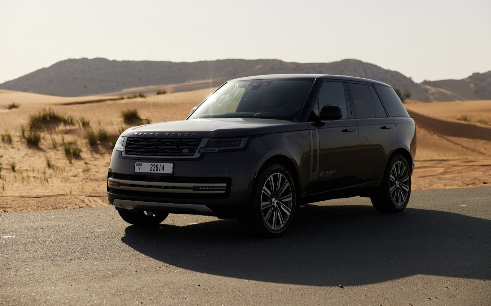 اللون الرمادي Range Rover Vogue HSE للإيجار في أبو ظبي