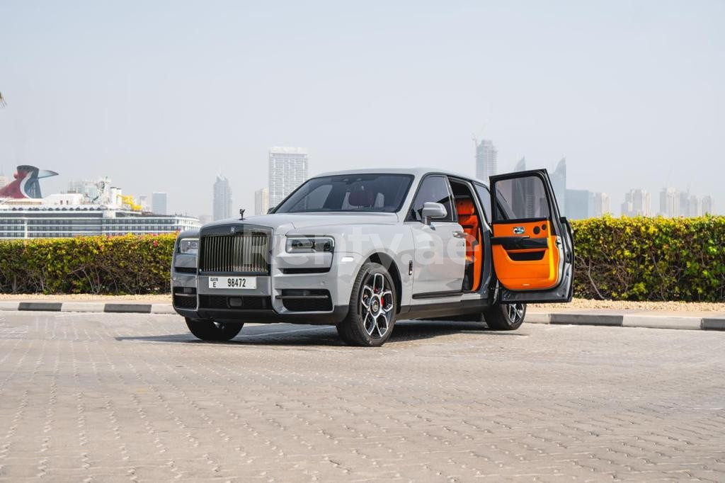 Gris Rolls Royce Cullinan en alquiler en Abu-Dhabi 2