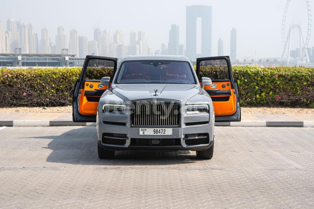 Grigio Rolls Royce Cullinan in affitto a Abu-Dhabi 4