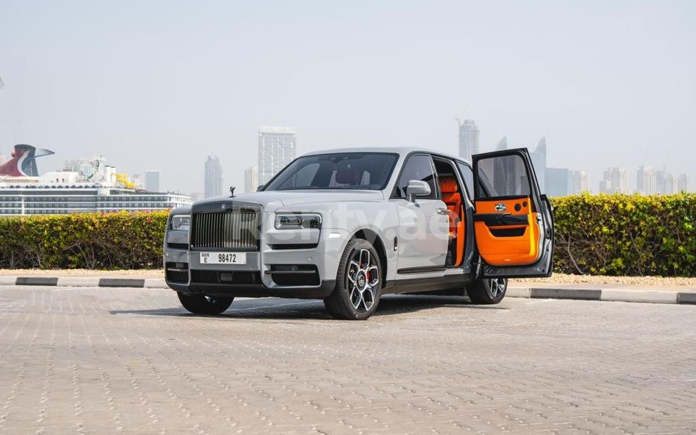 Grigio Rolls Royce Cullinan in affitto a Abu-Dhabi