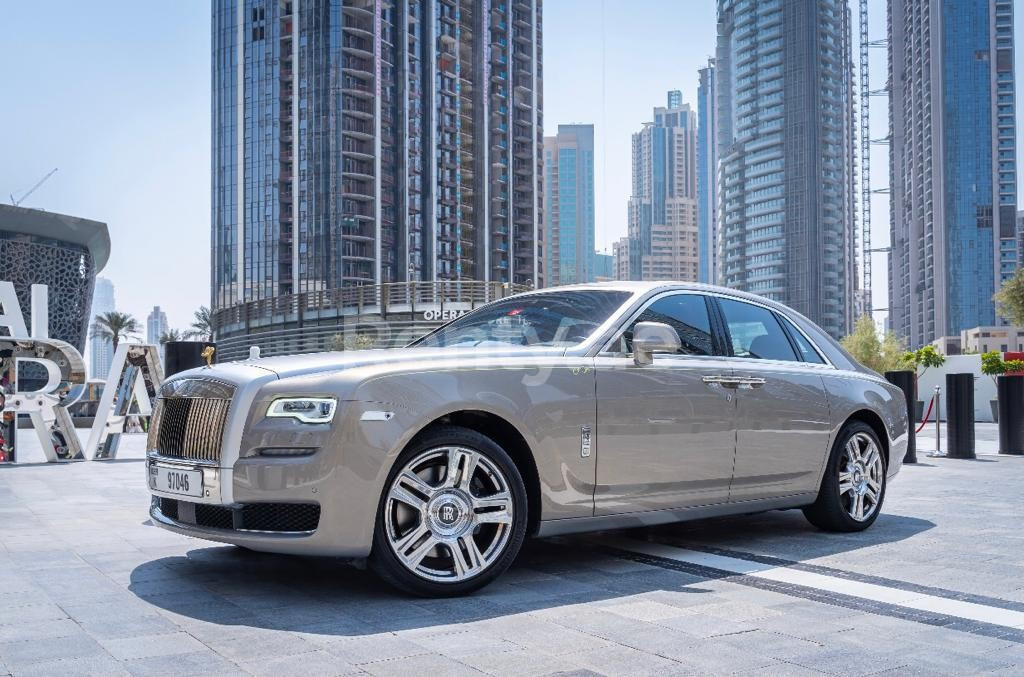 اللون الرمادي Rolls Royce Ghost للإيجار في الشارقة 0