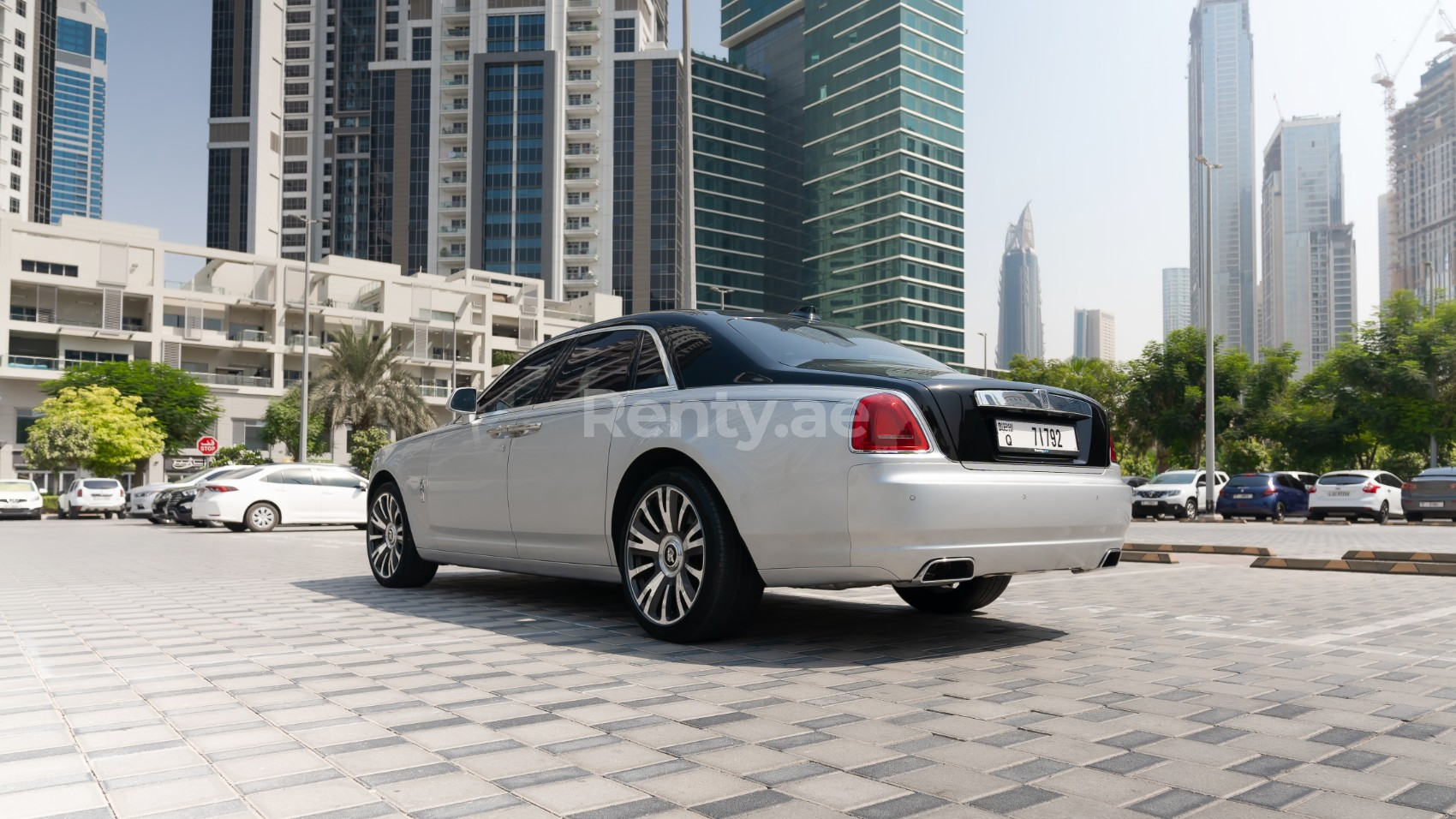 Silber Rolls Royce Ghost zur Miete in Dubai 1