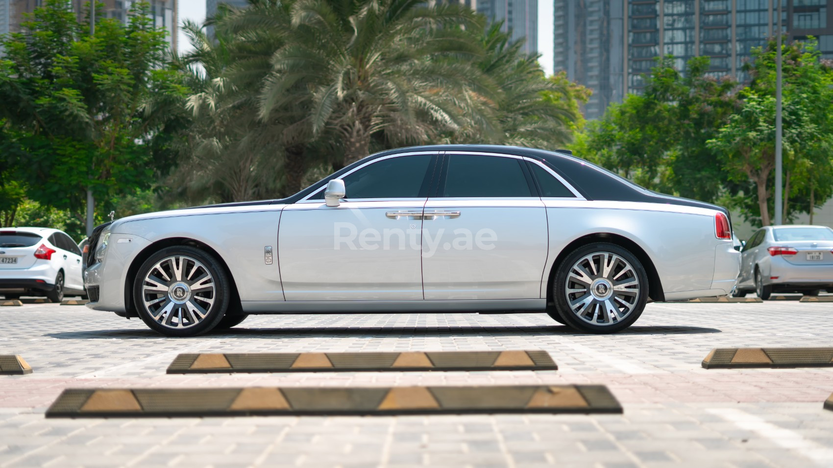 Silber Rolls Royce Ghost zur Miete in Dubai 2