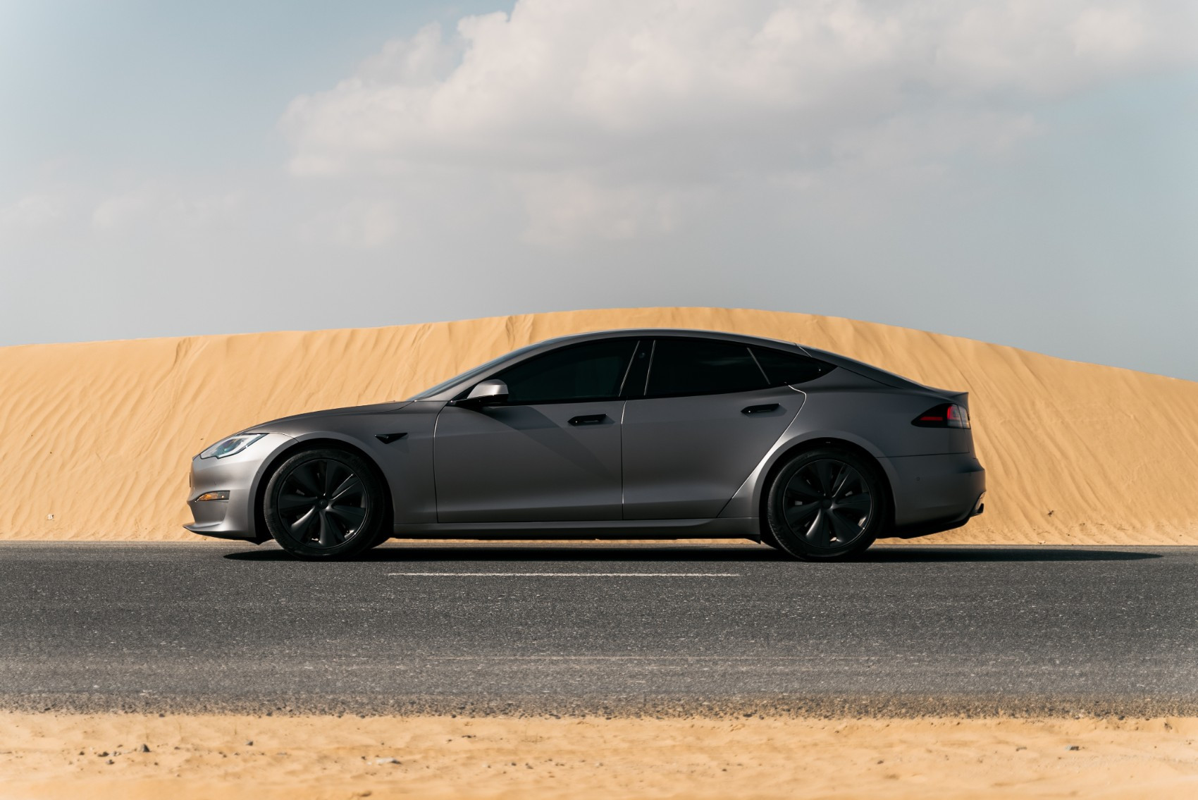 اللون الرمادي Tesla Model S Long Range للإيجار في دبي 0