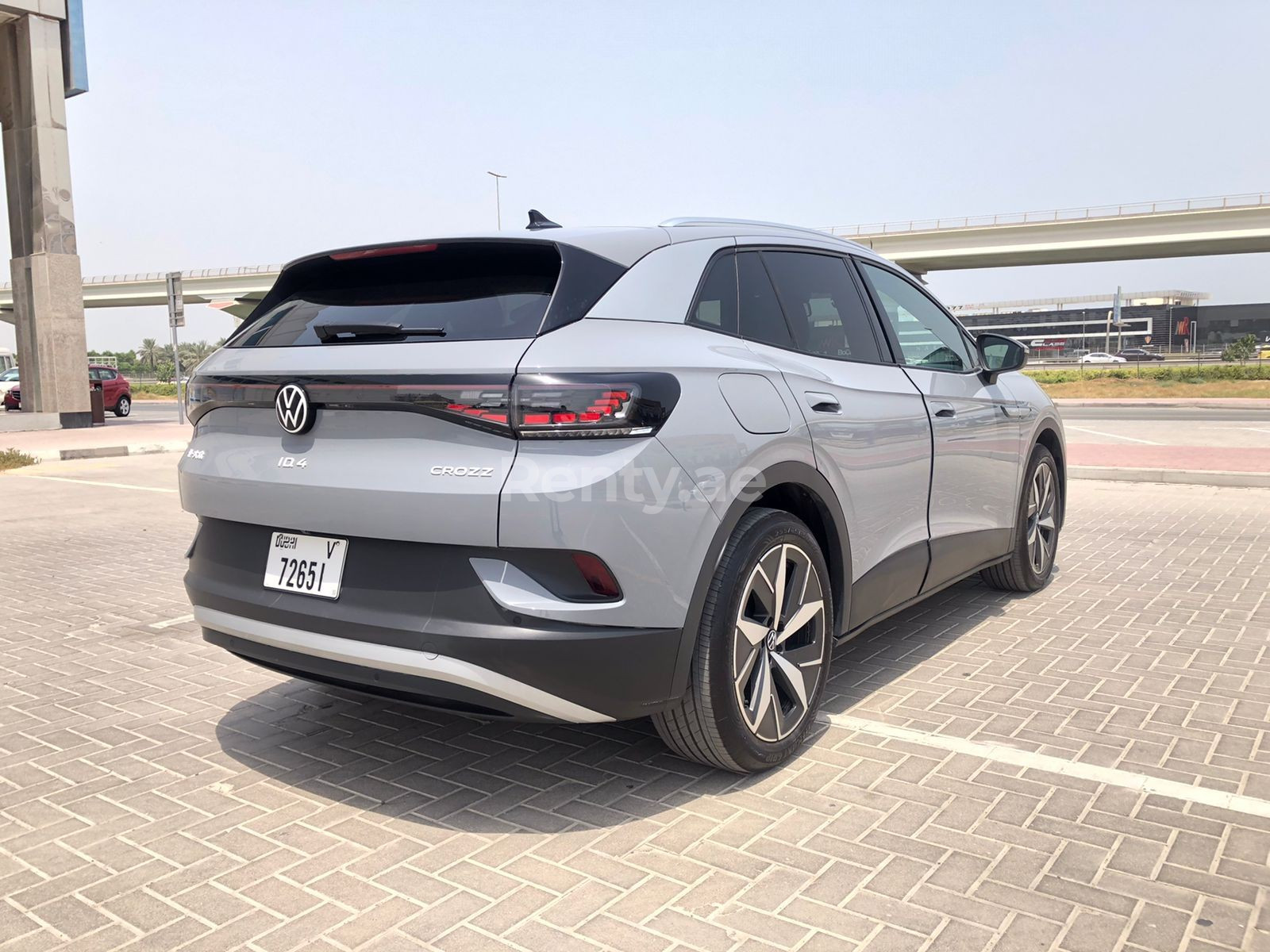 اللون الرمادي Volkswagen ID.4 للإيجار في أبو ظبي 5