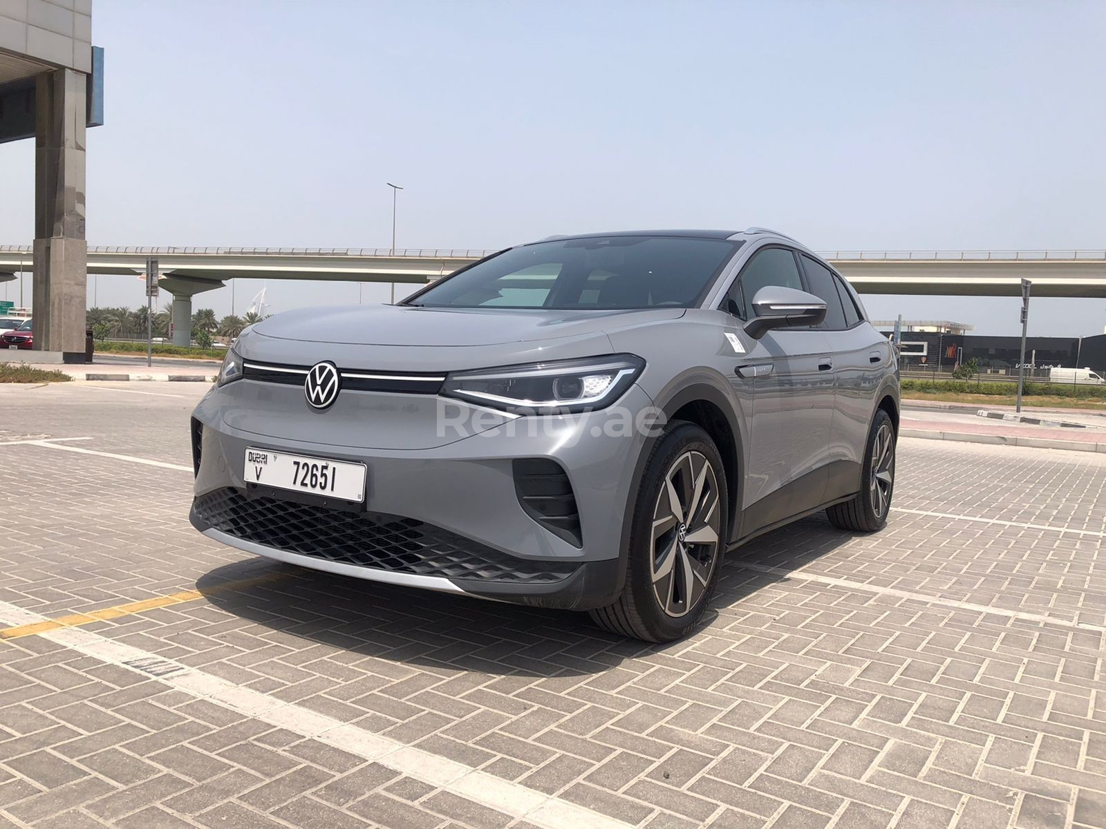 Grau Volkswagen ID.4 zur Miete in Sharjah 8