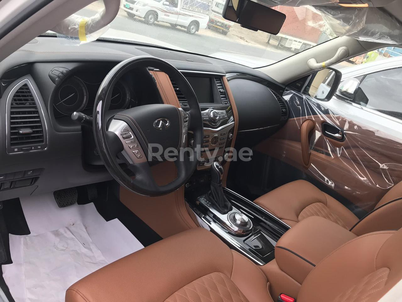 أبيض Infiniti QX80 للإيجار في دبي 3