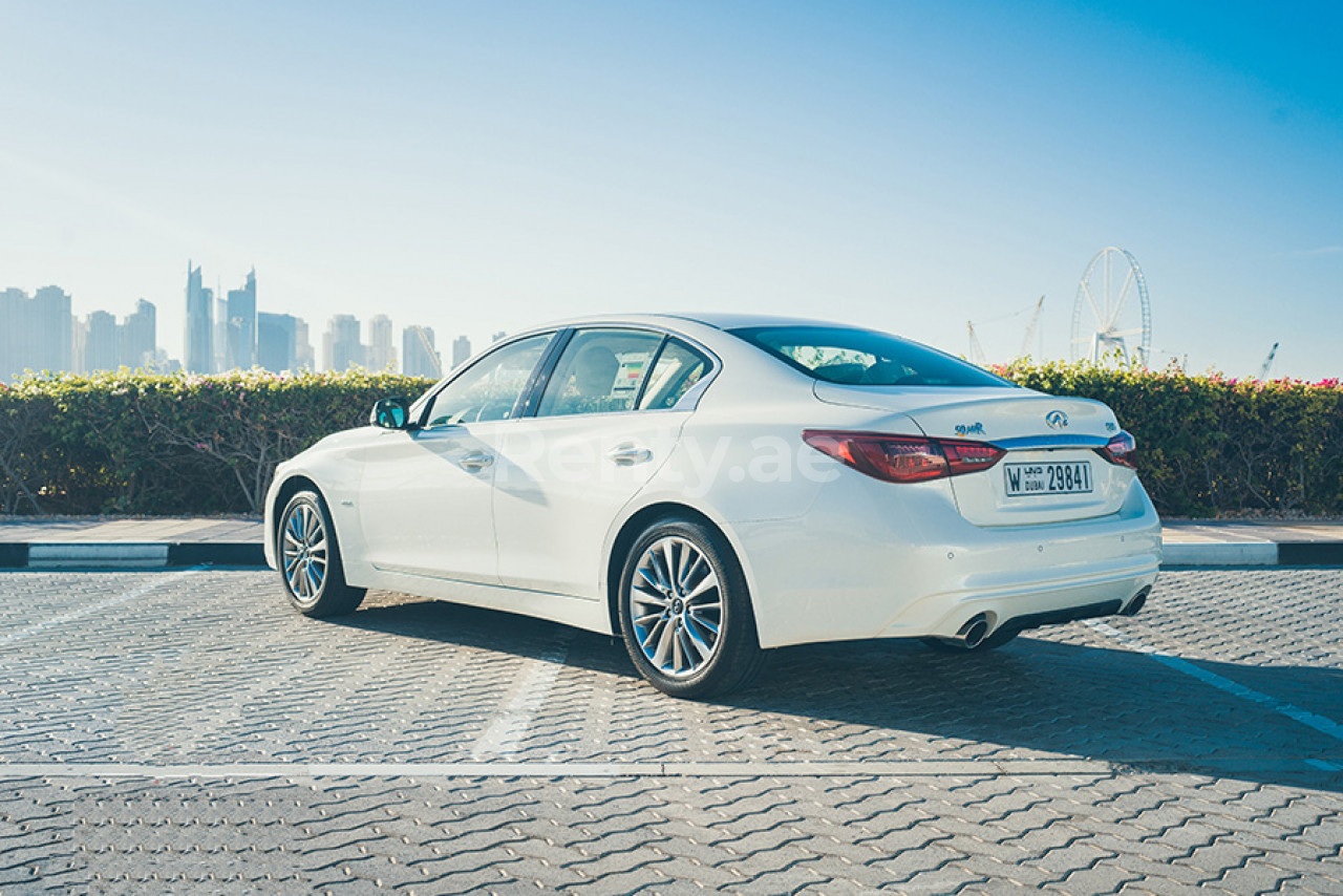 Blanco Infiniti Q50 en alquiler en Sharjah 0