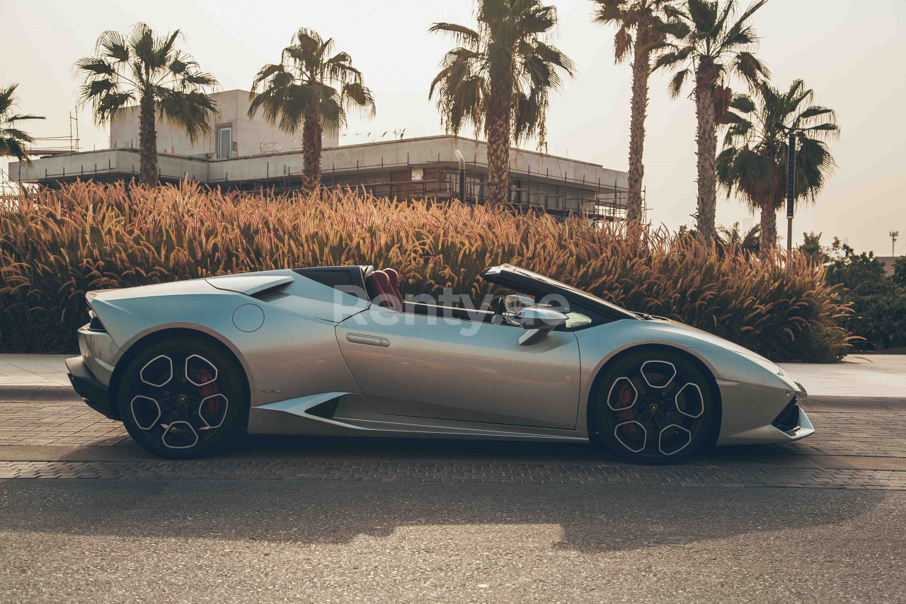 Silber Lamborghini Huracan Spyder LP-610 zur Miete in Sharjah 4