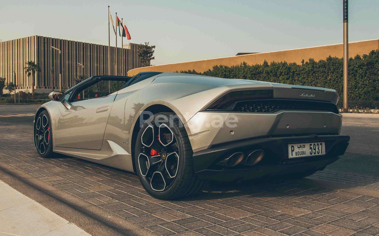 Silber Lamborghini Huracan Spyder LP-610 zur Miete in Sharjah 7