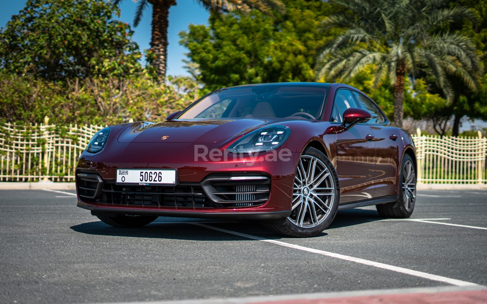 Бардовый Porsche Panamera в аренду в Шарджа