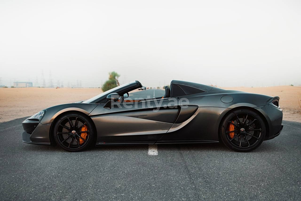 أسود McLaren 570S Spyder للإيجار في دبي 1