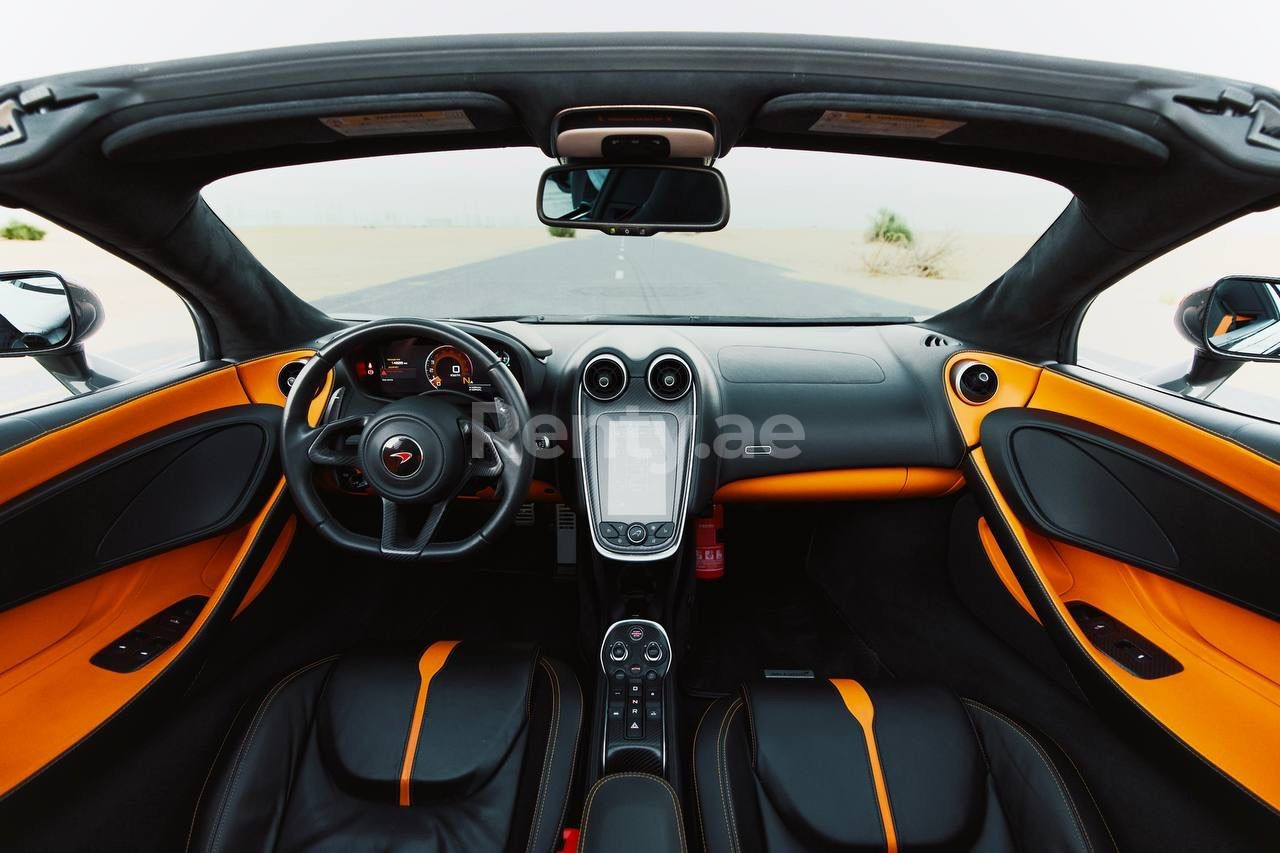 Schwarz McLaren 570S Spyder zur Miete in Sharjah 3