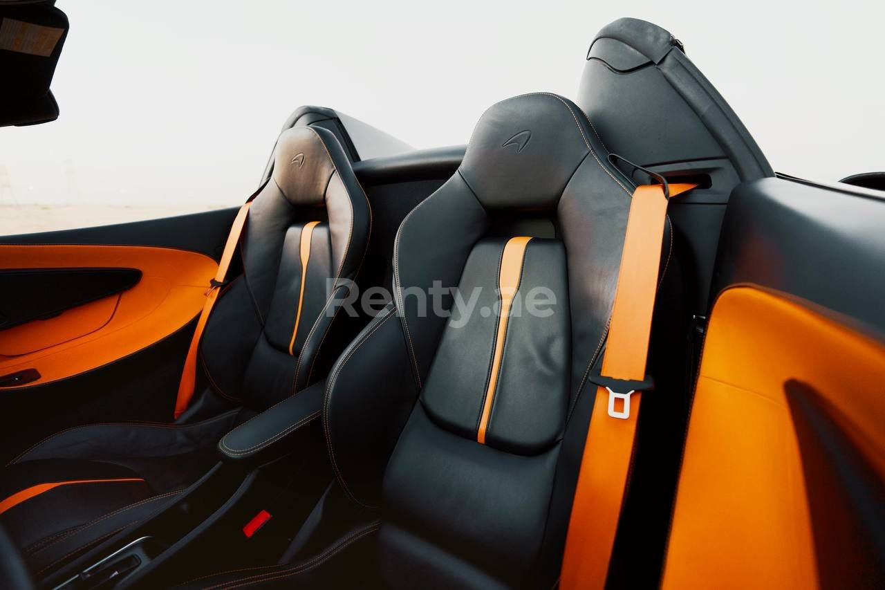 أسود McLaren 570S Spyder للإيجار في أبو ظبي 4