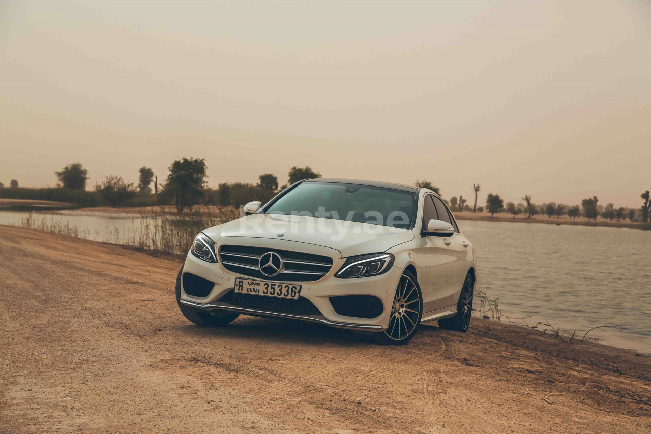 Blanc Mercedes C 200 en location à Abu-Dhabi 1