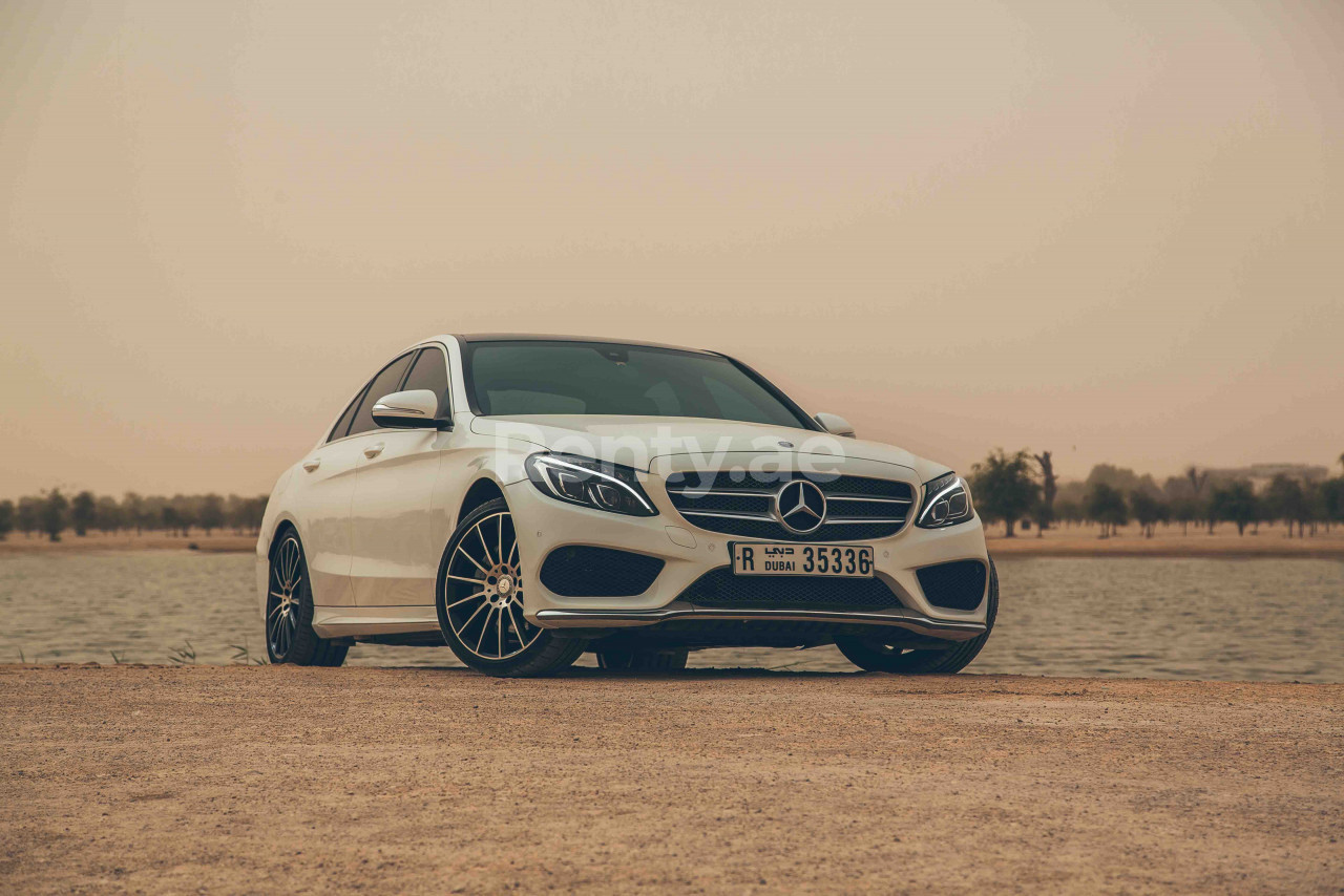 Weiß Mercedes C 200 zur Miete in Abu-Dhabi 2