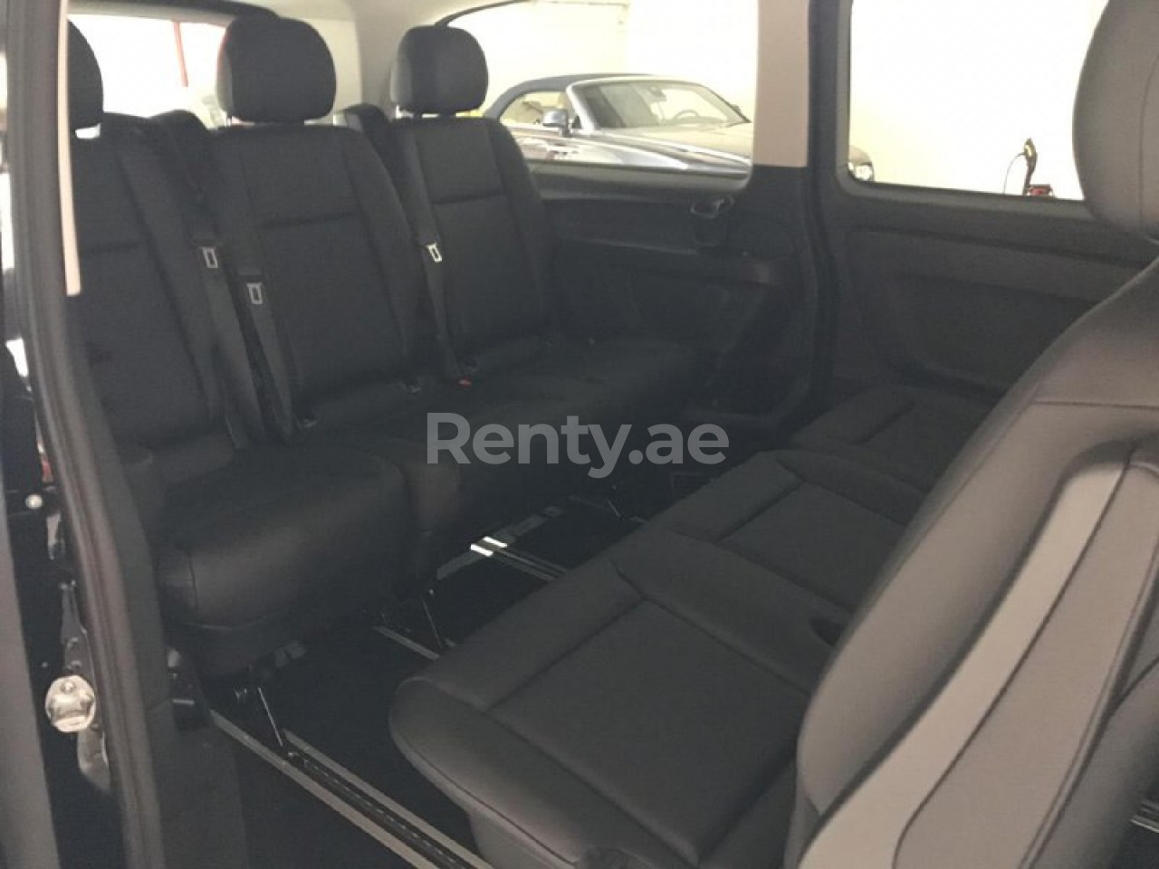 أسود Mercedes VITO للإيجار في دبي 3