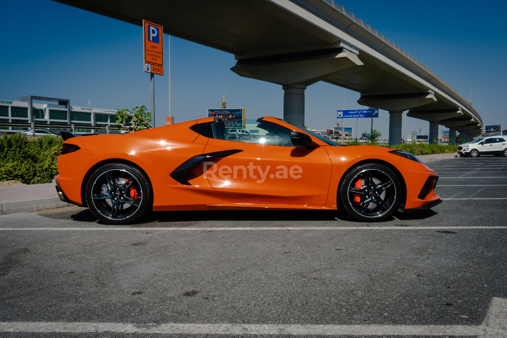 naranja Chevrolet Corvette C8 en alquiler en Dubai 2