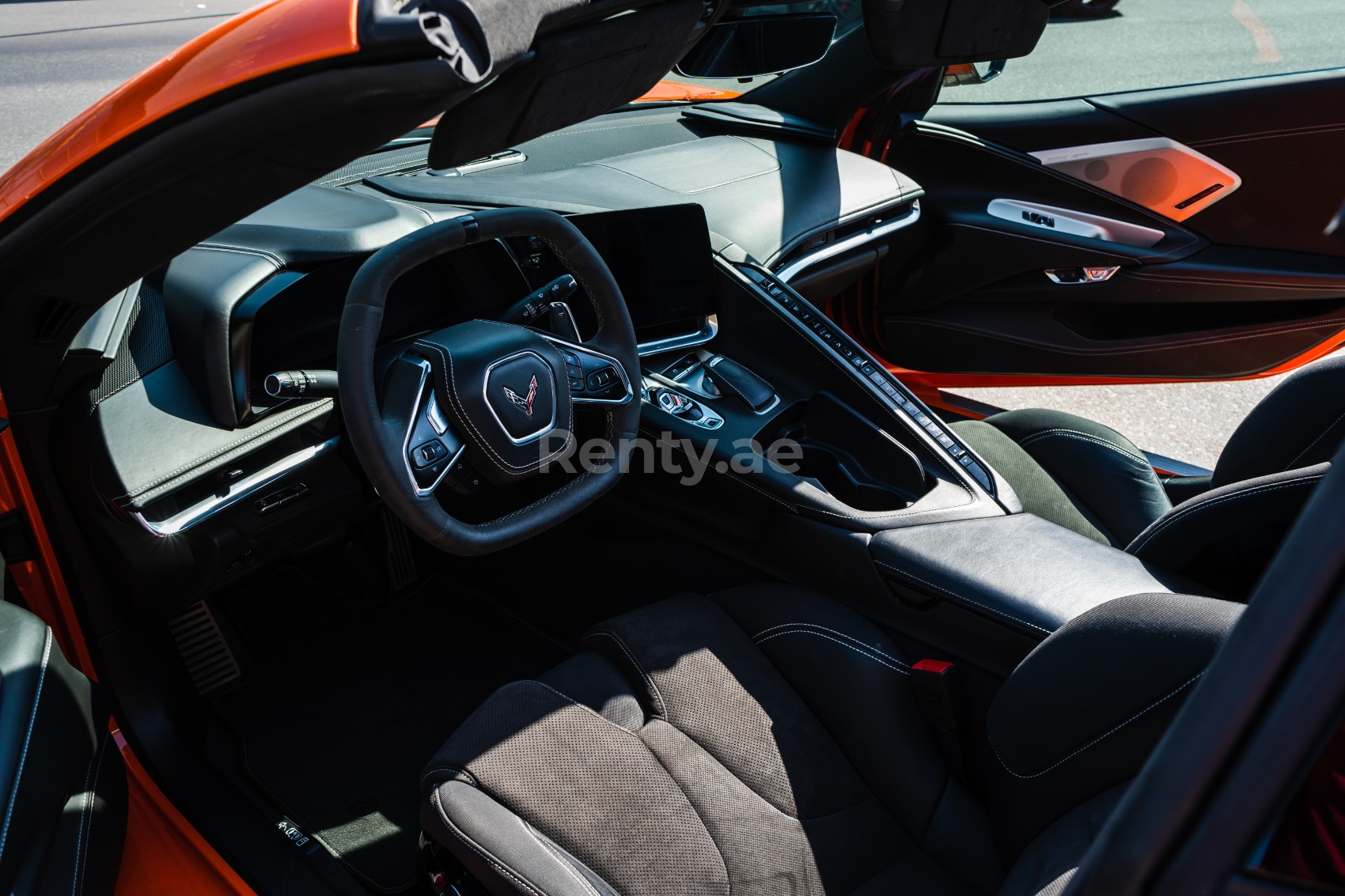 Orange Chevrolet Corvette C8 zur Miete in Abu-Dhabi 4