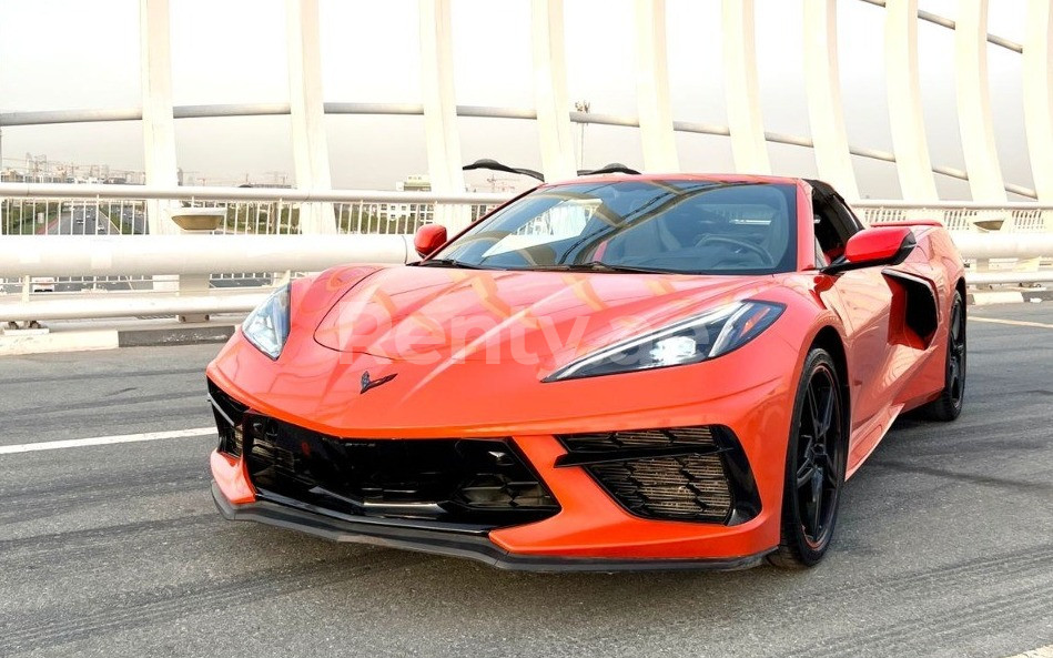 Orange Chevrolet Corvette Spyder en location à Sharjah