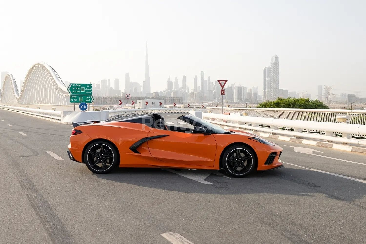 naranja Chevrolet Corvette en alquiler en Abu-Dhabi 0