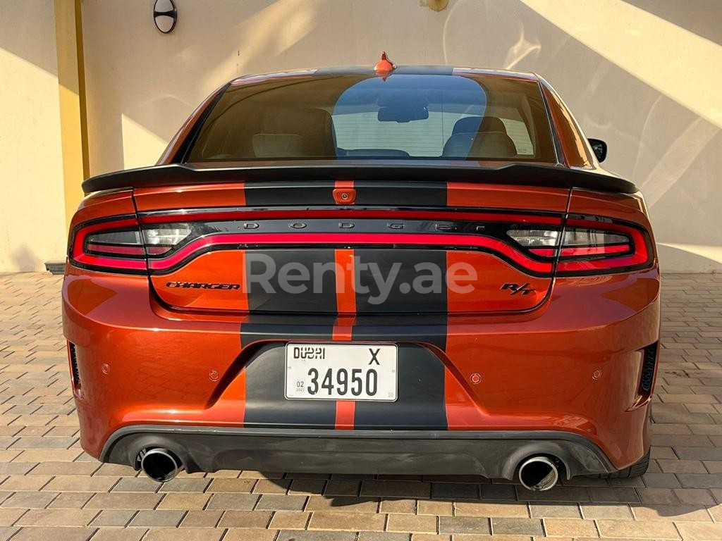 Orange Dodge Charger v8 SRT KIT zur Miete in Dubai 6