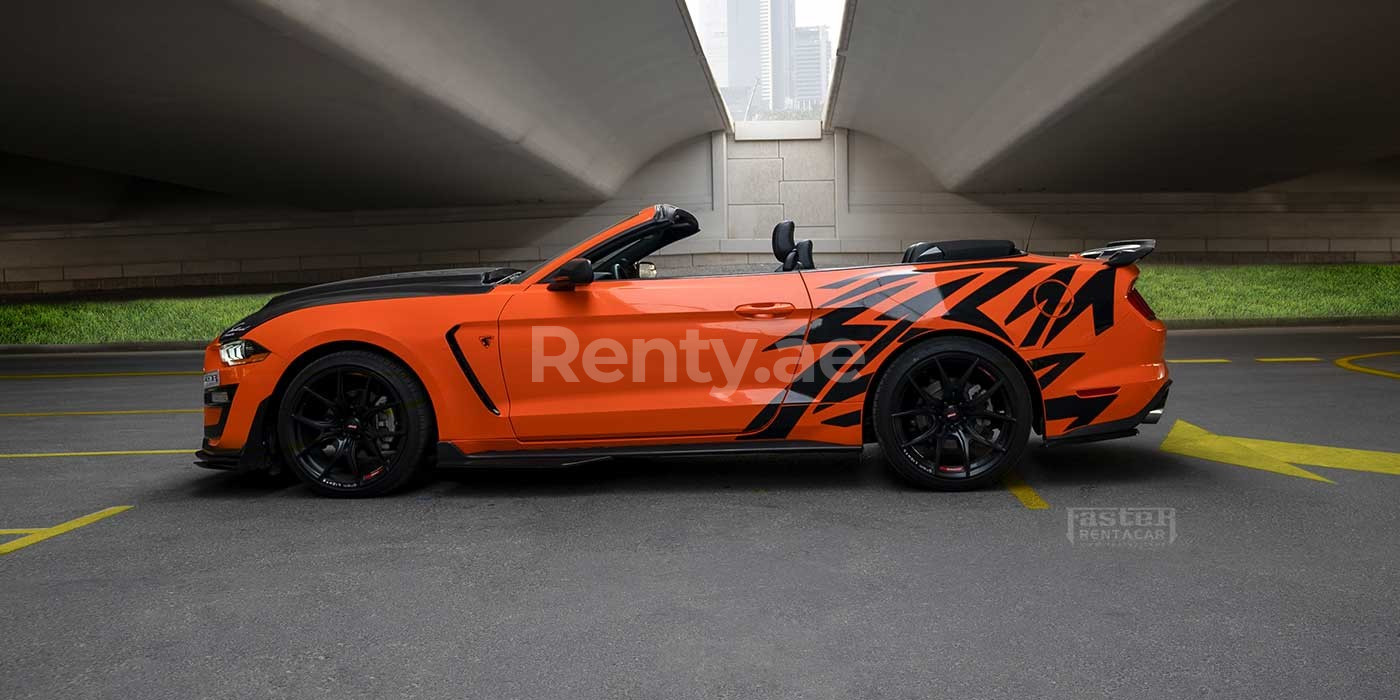 Orange Ford Mustang en location à Dubai 1