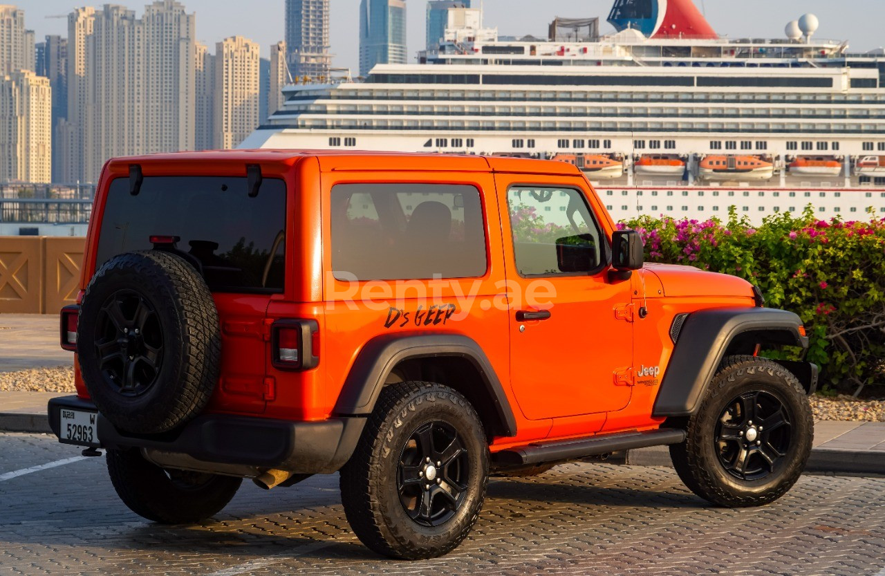 Orange Jeep Wrangler en location à Dubai 0