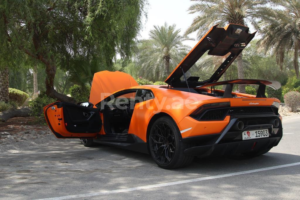 Orange Lamborghini Huracan Performante en location à Abu-Dhabi 2