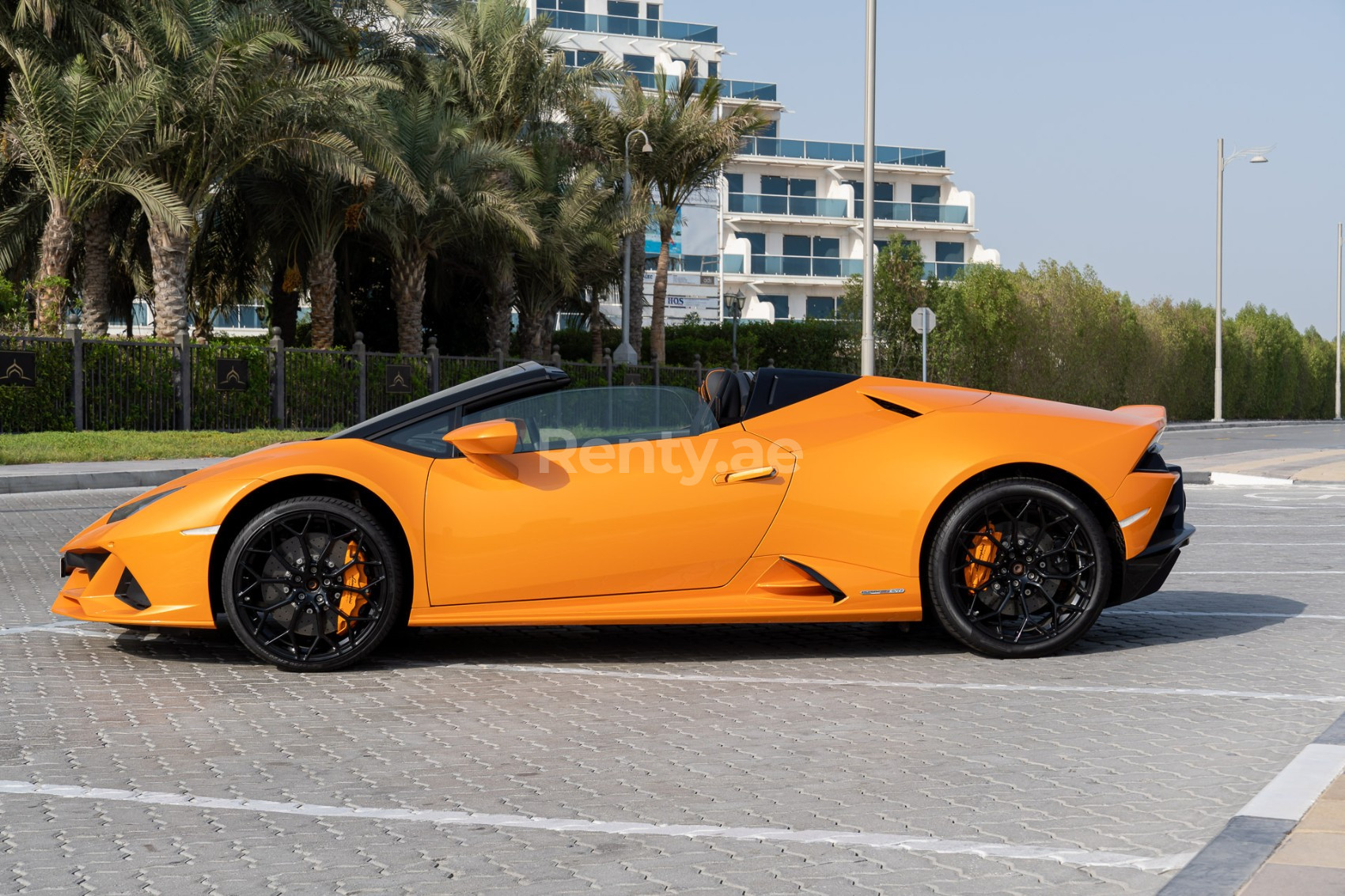 Orange Lamborghini Evo Spyder en location à Abu-Dhabi 7