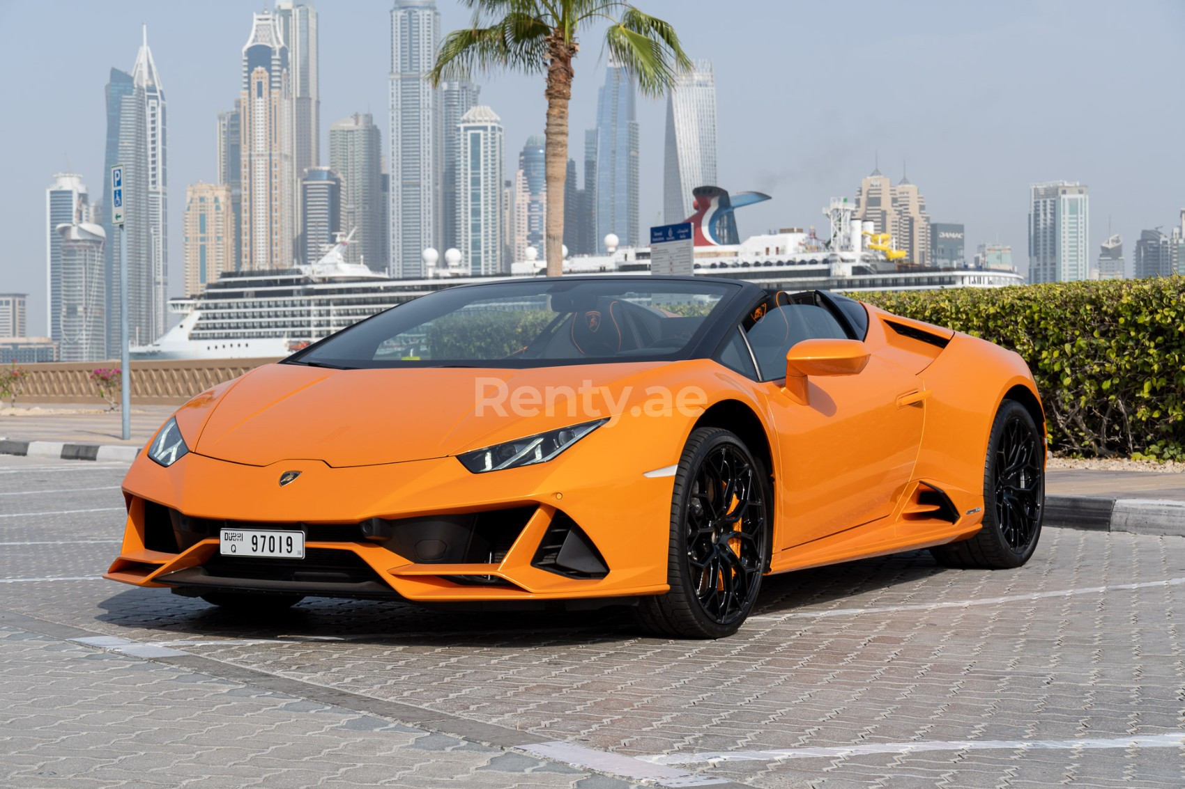 Orange Lamborghini Evo Spyder zur Miete in Dubai 8