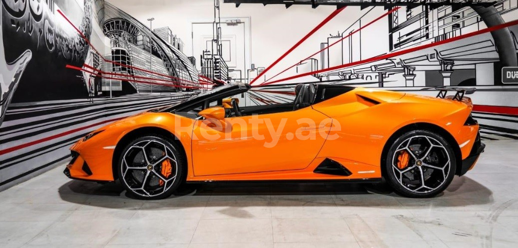 Orange Lamborghini Evo spyder en location à Abu-Dhabi 2