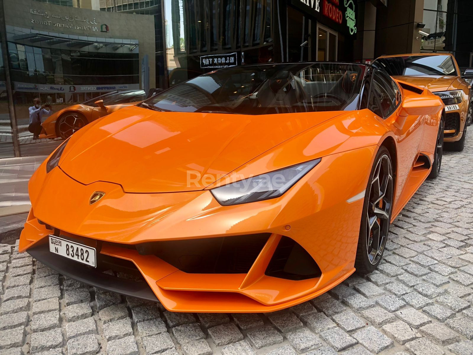 Orange Lamborghini Evo Spyder zur Miete in Sharjah 0