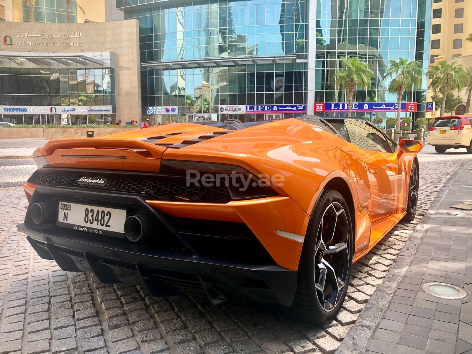 Orange Lamborghini Evo Spyder zur Miete in Sharjah 3