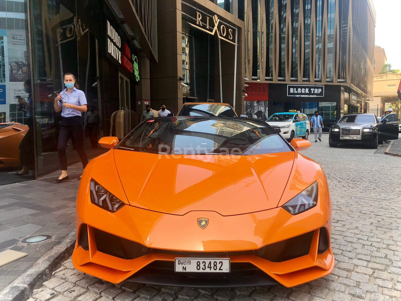 Orange Lamborghini Evo Spyder zur Miete in Abu-Dhabi 4