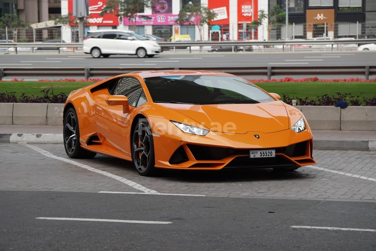 Orange Lamborghini Huracan Evo en location à Sharjah 1