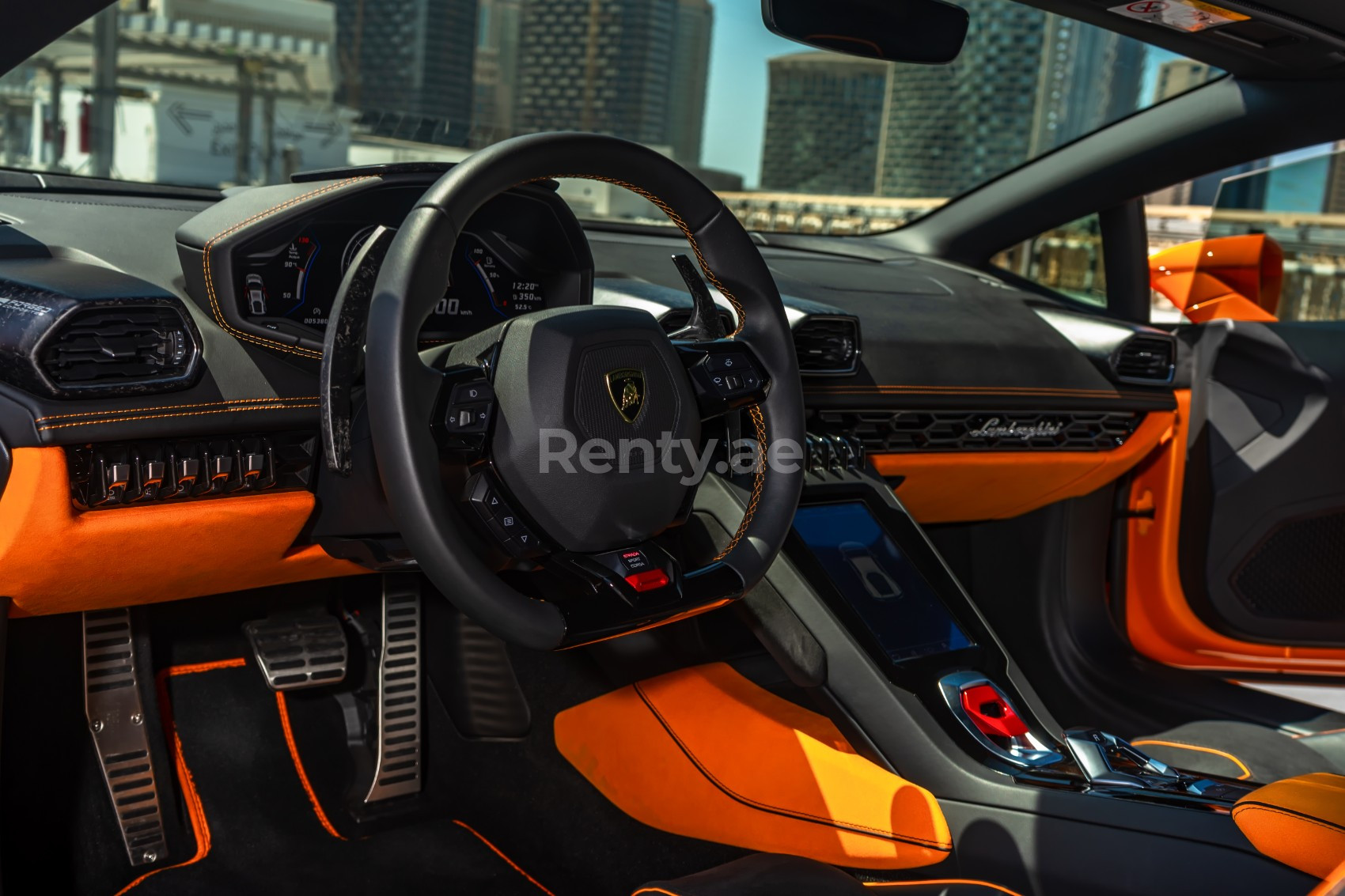 Orange Lamborghini Huracan zur Miete in Sharjah 4