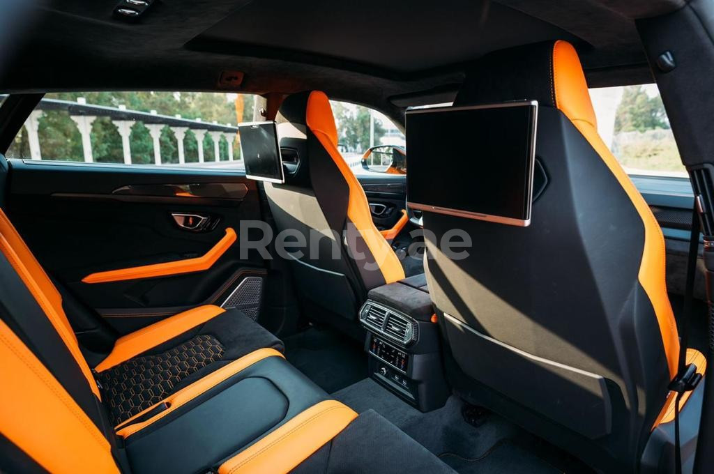 Orange Lamborghini Urus Capsule zur Miete in Abu-Dhabi 1