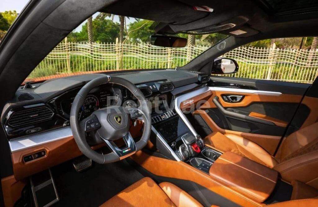 naranja Lamborghini Urus en alquiler en Dubai 1