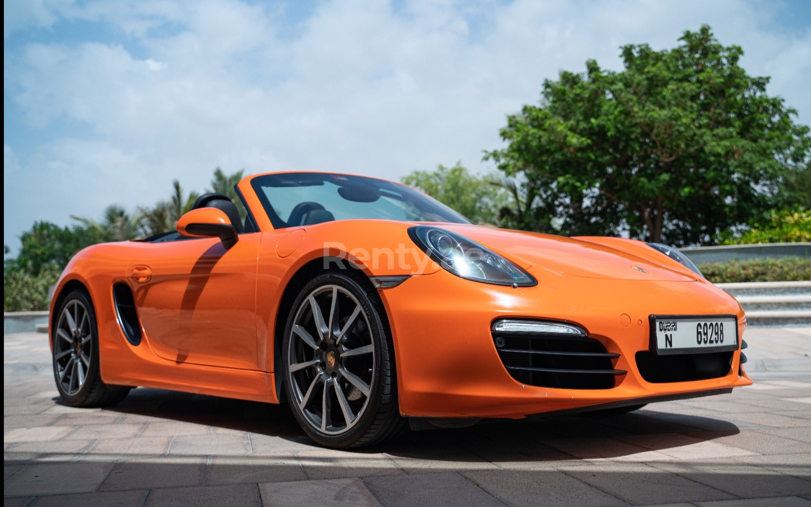 البرتقالي Porsche Boxster للإيجار في دبي