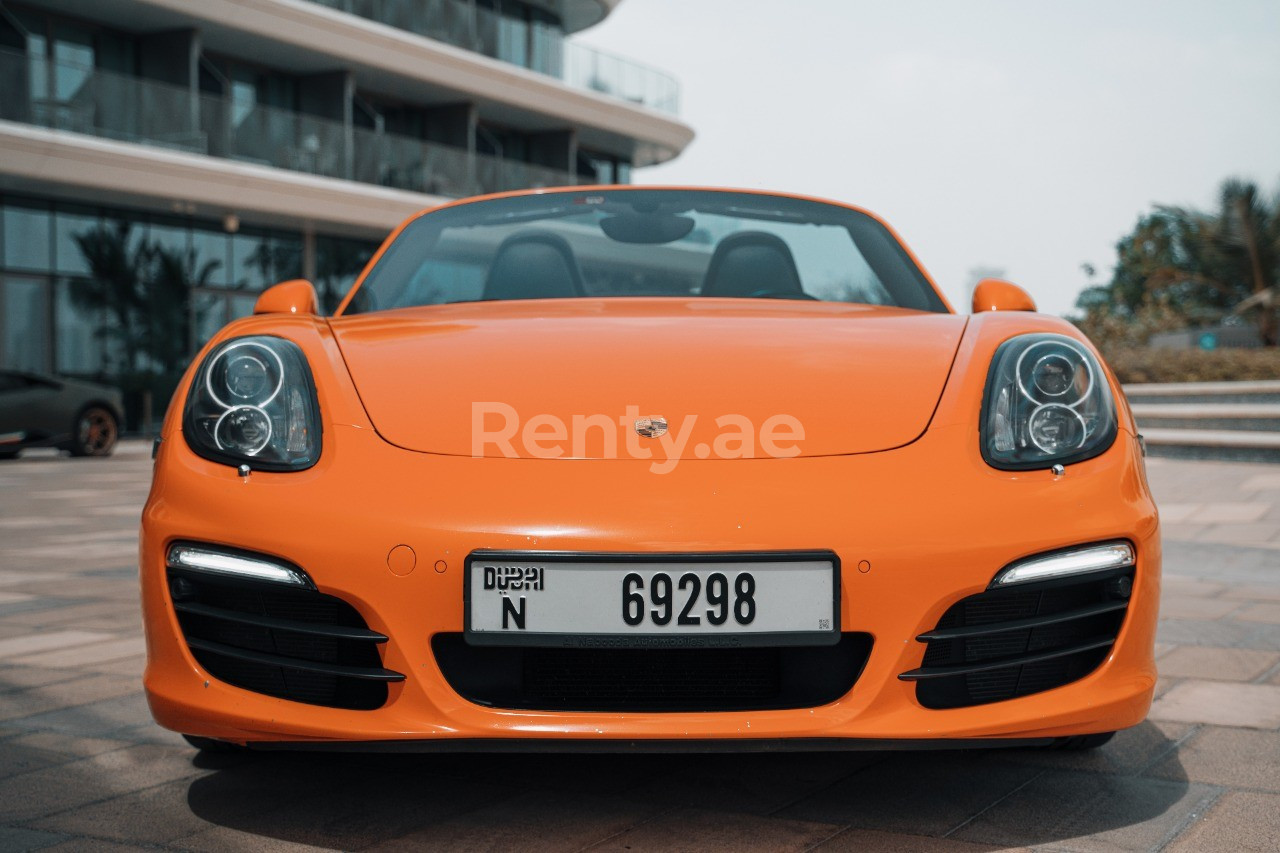 البرتقالي Porsche Boxster للإيجار في دبي 3