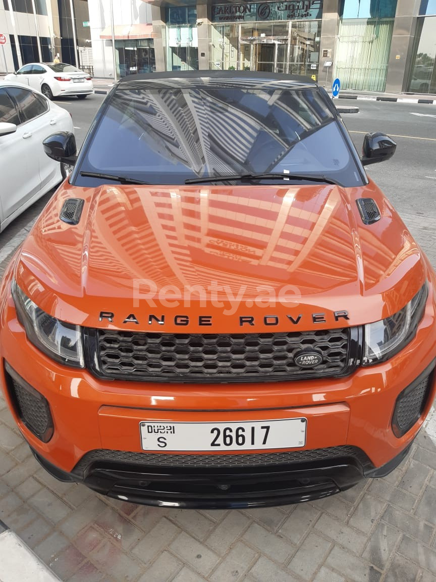 Orange Range Rover Evoque zur Miete in Sharjah 2