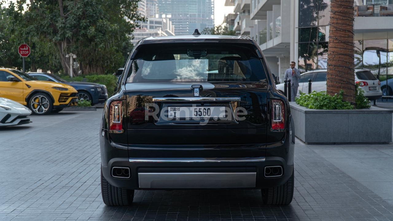 Noir Rolls Royce Cullinan en location à Dubai 0