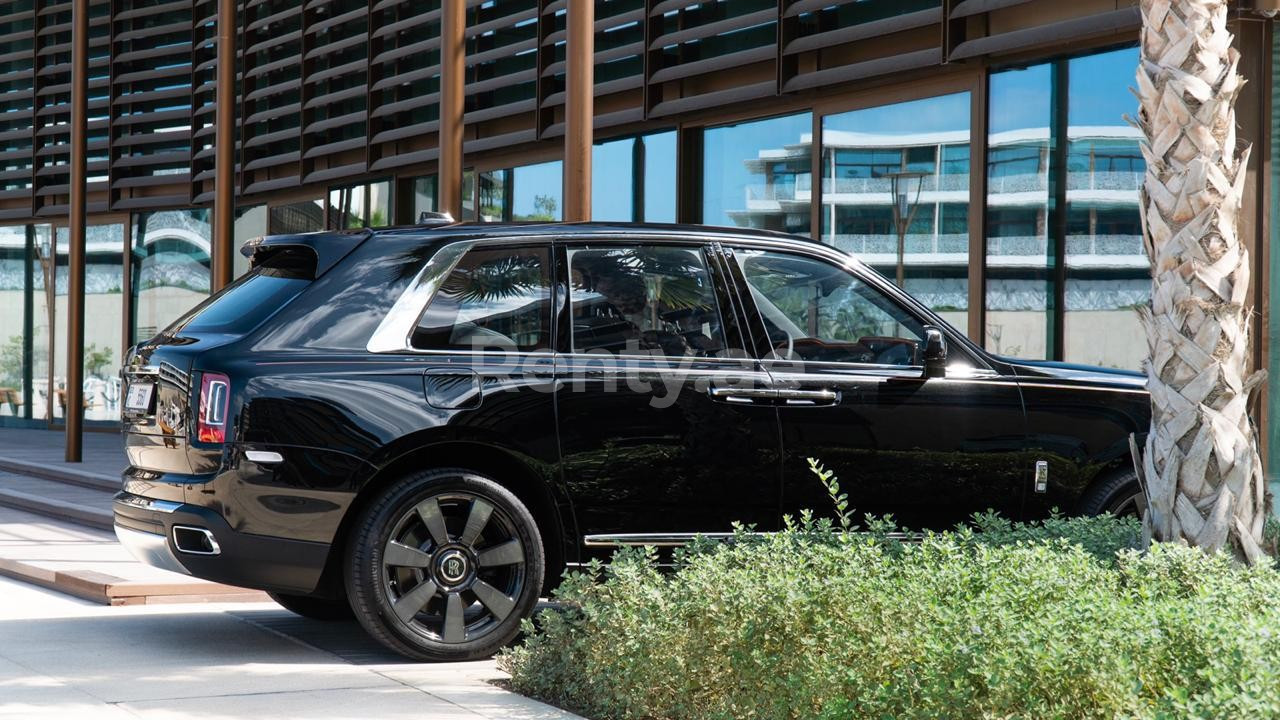 Noir Rolls Royce Cullinan en location à Abu-Dhabi 4