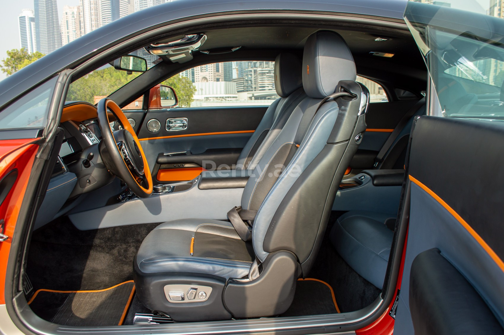 Orange Rolls Royce Wraith- Black Badge zur Miete in Abu-Dhabi 5