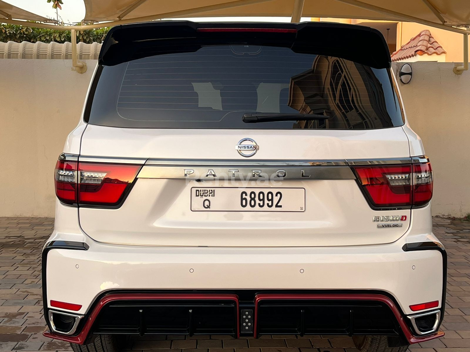 Bianco perla Nissan Patrol in affitto a Sharjah 8