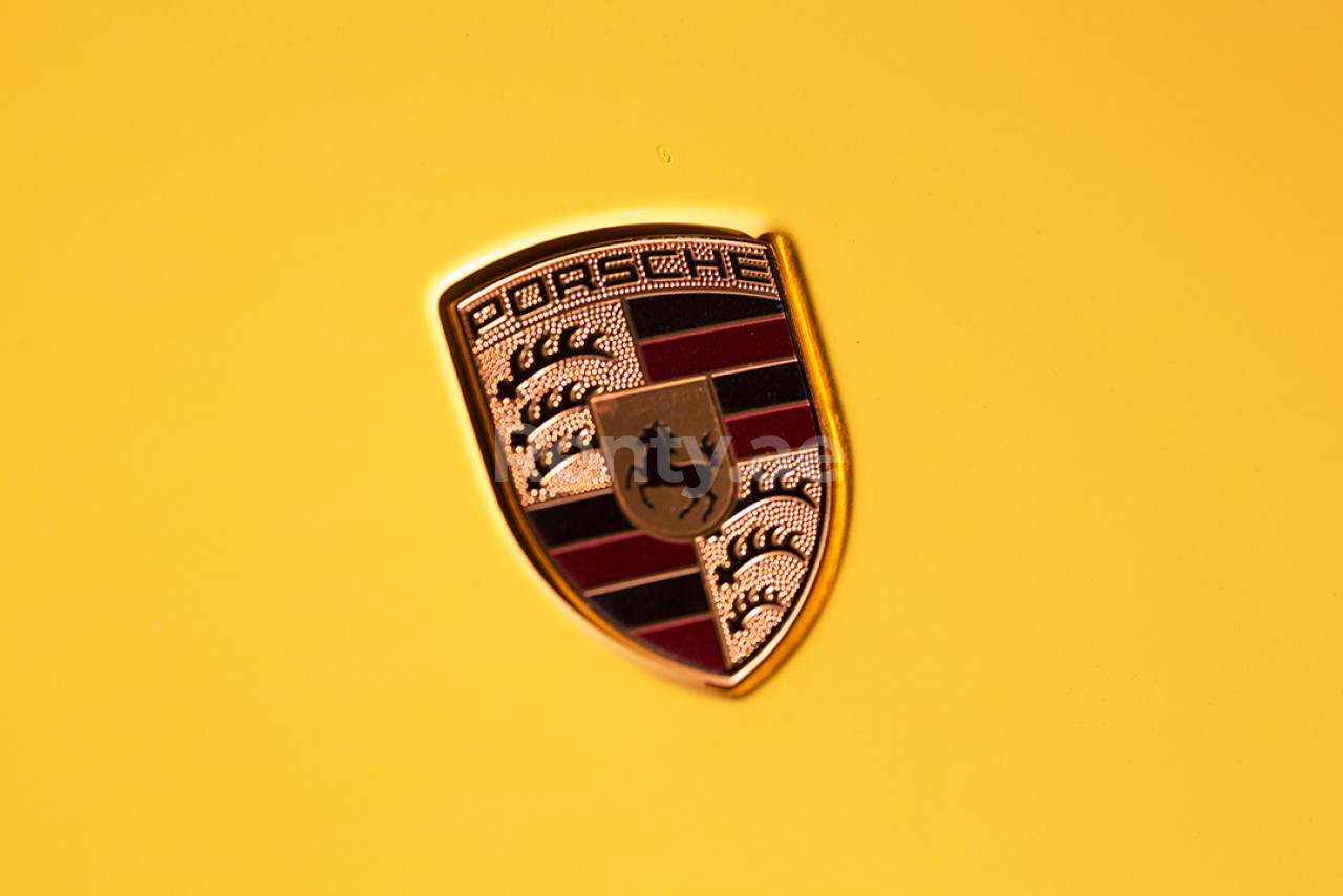 Giallo Porsche Boxster 718 in affitto a Abu-Dhabi 6